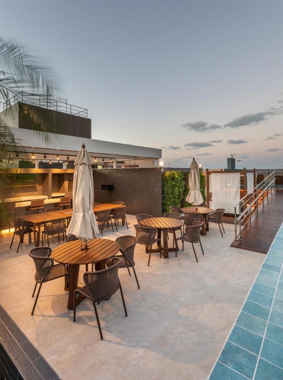 2 Quartos Na Localizacao, Com Piscina, Proximo A