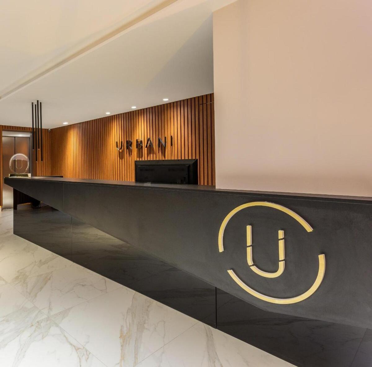 2 Quartos Na Localizacao, Com Piscina, Proximo A Apartamento