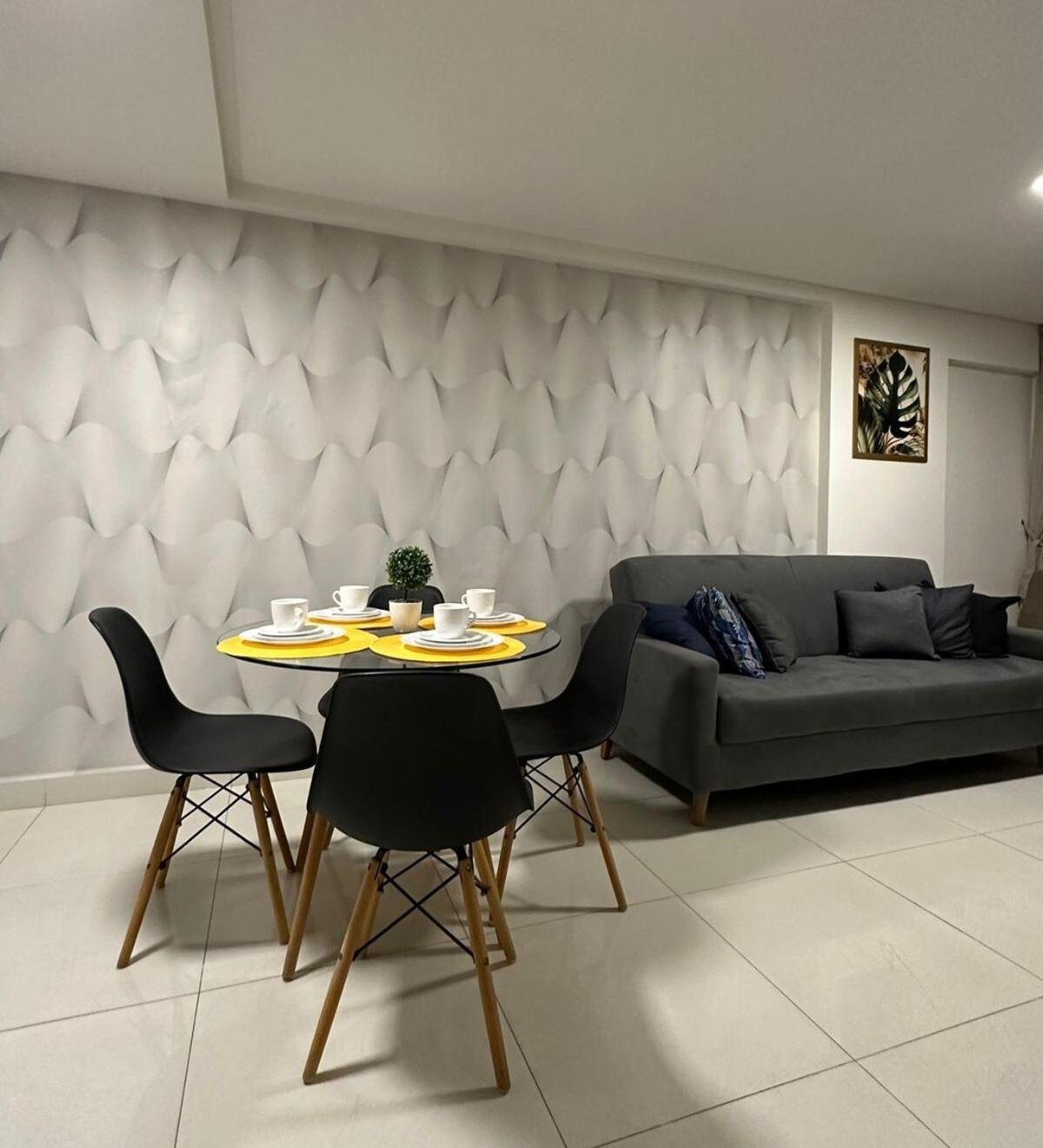 2 Quartos Na Localizacao, Com Piscina, Proximo A Apartamento