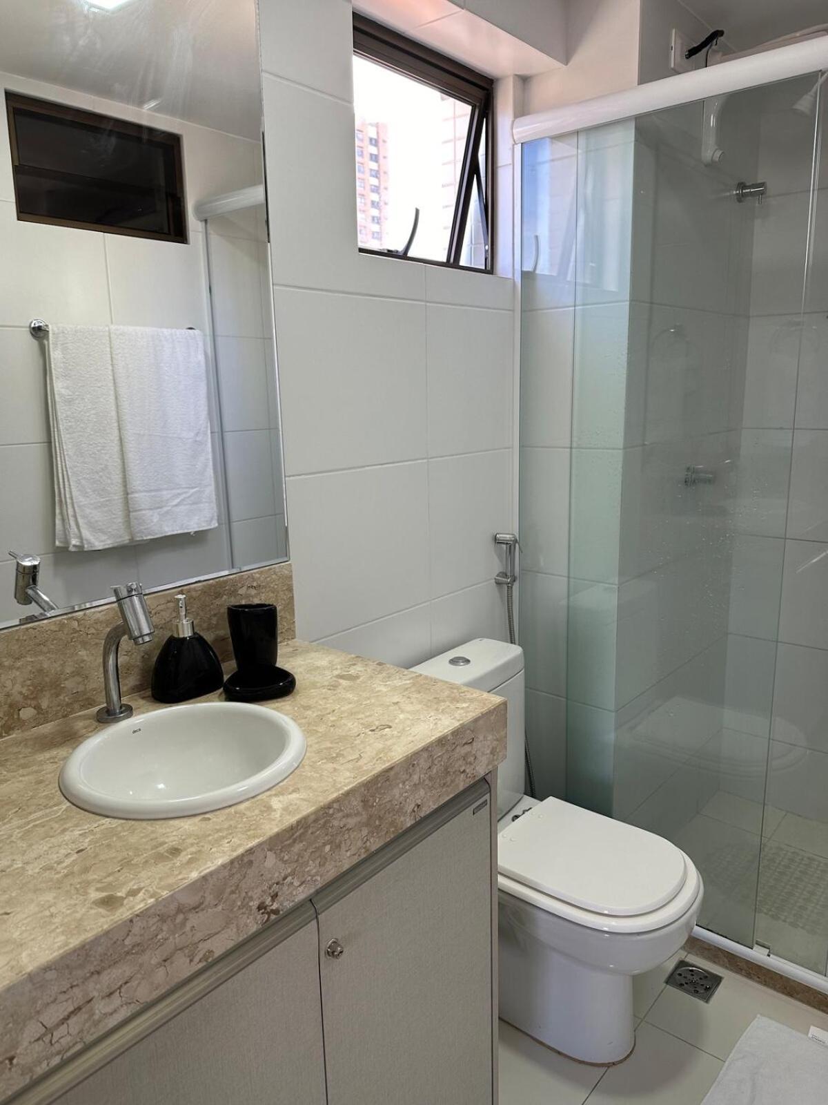 2 Quartos Na Localizacao, Com Piscina, Proximo A